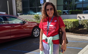 Ramona a voté dans la primaire démocrate à Yorba Linda, en Californie, le 3 mars 2020.