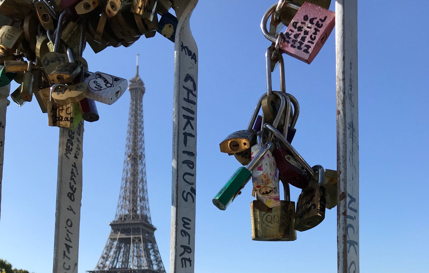 Paris : Une parade pour la réaffirmation de l’identité LGBTQ+ sur la passerelle Debilly après la messe catholique