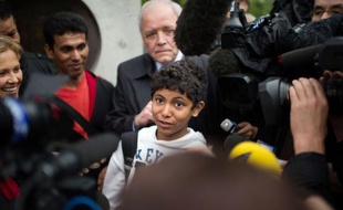 Le père d'un enfant bangladais, Fahim Alam, récemment sacré champion de France d'échecs, a été provisoirement régularisé vendredi par la préfecture du Val-de-Marne, mettant ainsi fin à l'obligation de quitter le territoire français (OQTF) qui frappait les deux hommes.