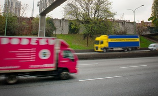 Illustration: des camions sur une route française.