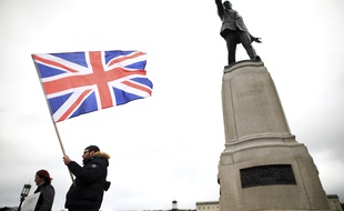Un homme avec un drapeau britannique, à Belfast le 8 avril 2021.