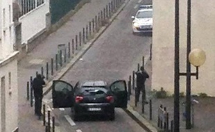 Les deux hommes qui ont attaqué l'hebdomadaire Charlie Hebdo font face à des policiers le 7 janvier 2015 à Paris