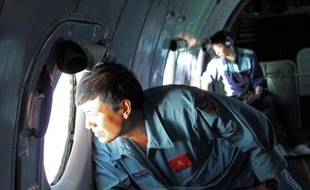 Des militaires vietnamiens à la recherche de traces de l'avion de Malaysian Airlines disparu, le 8 mars 2014 entre l'est de la Malaisie et le sud du Vietnam