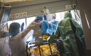 De nombreux hôpitaux redoutent une pénurie de médicaments utilisés dans la prise en charge en réanimation des cas les plus graves de coronavirus.