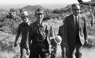 Le soldat Hiroo Onoda (au centre) sortant de la jungle sur l'île philippine de Lubang, le 11 mars 1974, où il est resté caché pendant 30 ans.