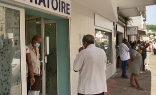 En Martinique, l'épidémie de Covid-19 a flambé cet été, submergeant les structures de santé de l'île.