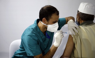 Un homme reçoit une dose du vaccin Pfizer contre le Covid-19, dans la banlieue de Casablanca le 28 octobre 2021.