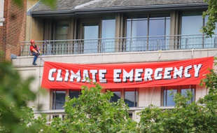 Les militants de Greenpeace ont mené une action devant le siège de BP à Londres, lundi 20 mai.
