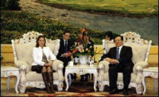 Ségolène Royal, a été reçue lundi par le vice-président Zeng Qinghong, numéro cinq du régime, qui a fait assaut d'amabilités à l'égard de la candidate socialiste à l'élection présidentielle française.