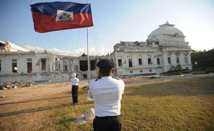 Le drapeau haïtien flotte devant le palais présidentiel à Port-au-Prince, le 19 avril 2011.