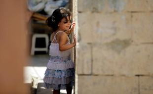Une petite Syrienne dans un camp de réfugiés non officiel à Tripoli, dans le nord du Liban, le 2 septembre 2015