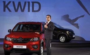 Le PDG de Renault-Nissan, Carlos Ghosn, pose aux côtés de la Kwid.