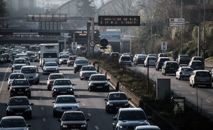 Des voitures sur le périphérique, à Paris, le 4 décembre 2016.