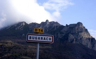 Des pierres du Pic de Bugarach, où les personnes qui croient en une apocalypse en 2012 pensent se réfugier pour échapper à la fin du monde, sont désormais en vente sur internet, ce qui fait bondir le maire du village qui va porter plainte contre les dérives mercantiles.
