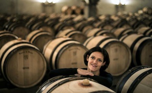 Ludivine Griveau le 29 octobre 2015 au milieu des tonneaux dans une cave des Hospices de Beaune