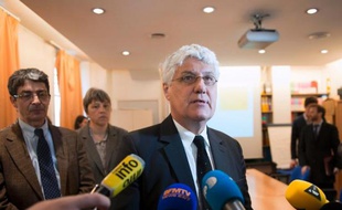 Le ministre de l'Ecologie Philippe Martin en visite à "Airparif" le 15 mars 2014 à Paris