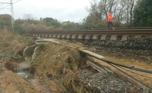 En de nombreux points, le ballast est détérioré et ne permet pas la reprise du trafic SNCF avant jeudi, au plus tôt.