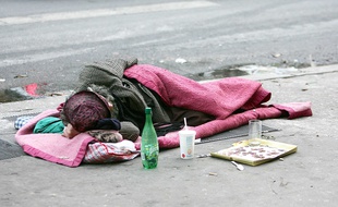 Illustration d'un SDF dans les rues de Paris, en 2009.