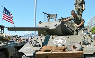 Des chars d'assaut de 30 tonnes, des Jeep et autres véhicules militaires d'époque ont pris part au défilé.