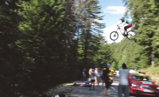 Capture d'écran du saut d'un champion de VTT au-dessus du peloton du Tour de France, le samedi 20 juillet 2013 entre Annecy et Semnoz.