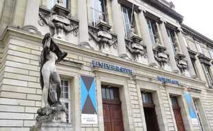 Une association milite pour débaptiser une rue et un amphithéâtre de l'université.