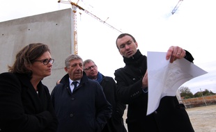 Guillaume Jamen (à droite) et Philippe Leblanc (à gauche) devant le futur hangar de tri de Suez.