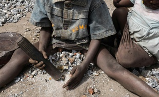 Un enfant dans une carrière le 21 décembre 2015 à Ouagadougou