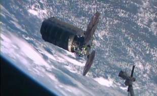 La capsule non habitée Cygnus arrivant à la Station spatiale internationale.