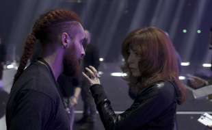 Mylène Farmer face au danseur Aziz Baki, en 2019.