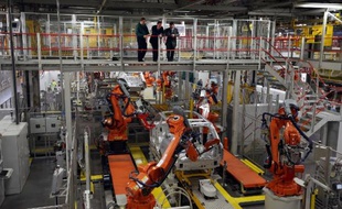 Le constructeur automobile Jaguar Land Rover (JLR), qui appartient au groupe indien Tata Motors, a annoncé un investissement de 1,5 milliard de livres et la création de 1.700 emplois directs au Royaume-Uni pour fabriquer de nouveaux véhicules à base d'aluminium.