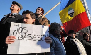 Depuis quatre jours, des milliers de Roumains ont manifesté leur mécontentement dans la rue face à la dégradation de leur niveau de vie et un pouvoir accusé d'arrogance, signe d'une patience qui atteint ses limites après des années d'austérité, selon des analystes.