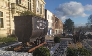 Une berline commémorative, devant l'Hôtel de ville de Fresnes-sur-Escaut.
