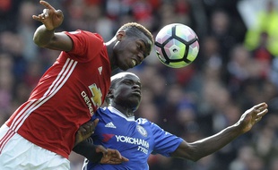 Paul Pogba et N'Golo Kanté à la lutte lors de Mancheser United-Chelsea, le 16 avril.