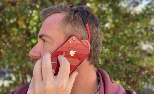 Soigne ton look avec l'iPhone Xr rouge assorti à tes lunettes!