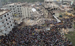 Les décombres de l'immeuble du Raza Plaza, au Bangladesh, le 25 avril 2013.