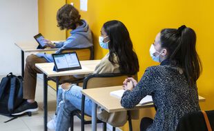 Des lycéens en cours pendant la crise sanitaire.