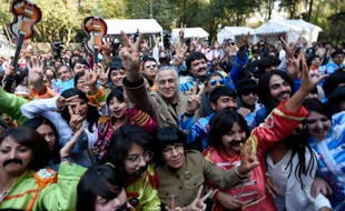 Des gens déguisés en Beatles à Mexico le 28 novembre 2015