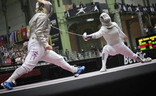 L'équipe de France a connu samedi une déroute au sabre aux Championnats du monde à Paris où, en deux tours, les quatre messieurs ont été éliminés, tandis que chez les dames, Carole Vergne a sauvé quelque peu les meubles avec un quart de finale.