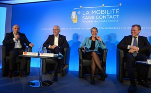 De gauche à droite, le PDG du groupe de télécoms Orange, Stéphane Richard,le PDG de la SNCF Guillaume Pepy, La PDG de la RATP, Elisabeth Borne,et le PDG de Gemalto Olivier Piou le 3 décembre 2015 à Paris