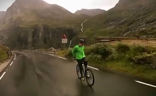 Capture d'écran d'un cycliste descendant un col à l'envers à 80km/h