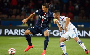 L'attaquant du PSG Zlatan Ibrahimovic face au milieu de terrain de l'OL Jordan Ferri, le 21 septembre 2014, au Parc des Princes.