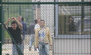 Brice Hortefeux, ministre de l'Immigration, de l'Intégration, de l'Identité nationale et du Codéveloppement, évalue à "entre 200.000 et 400.000" le nombre d'étrangers clandestins en France, précisant que les immigrés en situation irrégulière ont vocation a être reconduits dans leur pays d'origine.