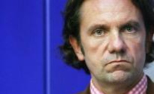 L'un des porte-parole de l'UMP a écrit jeudi au PDG de l'AFP pour se plaindre que l'agence n'ait pas traité un communiqué dans lequel il attaquait le PS et Ségolène Royal.