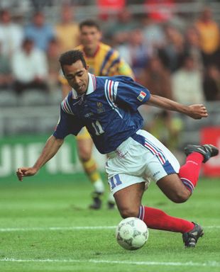 20 juillet 1995. Patrice Loko (26 sélections) vient de signer au PSG mais ne nage pas dans le bonheur. En proie à la dépression, l’attaquant pète un boulon devant une boîte de nuit car le voiturier tarde à venir. Il frappe sa voiture et celle d’un autre pour calmer ses nerfs. Une patrouille de police l’embarque, il finit à l’hôpital à cause de difficultés respiratoires. Là-bas, il crache au visage d’un médecin, urine dans un couloir et menace les infirmières. Il finira en GAV, où il insultera aussi les policiers et montrera ses attributs à une policière. Quelques années plus tard, Loko dira qu’il s’agissait de représailles envers les moqueries des agents. Bref, Patrice Loko a été condamné à payer un total de 22.000 francs (3.353 euros) de dommages-intérêts à ses victimes.
