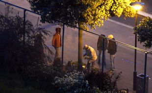 Des consommateurs de crack dans le jardin d'Eole, dans le 19e arrondissement de Paris.