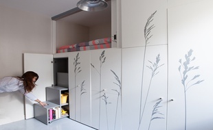 Pour faire de cette pièce de 8m² un espace vivable, le studio Kitoko a imaginé des tiroirs les plus fonctionnels possibles.
