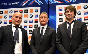 Guy Novès, tout frais sélectionneur du XV de France, entouré de ses adjoints Yannick Bru et Jean-Frédéric Dubois, le 16 janvier 2016 à Levallois-Perret.