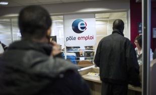 Pour stopper la hausse du chômage, "il faudrait générer au moins 100.000 emplois par an", selon Mathieu Plane, de l'Observatoire français des conjonctures économiques (OFCE). Rien qu'au premier semestre, la population active devrait naturellement augmenter de 59.000 personnes, calcule l'Insee.