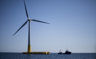 La première éolienne flottante installée sur les côtes françaises est entrée en service mi-septembre au large du Croisic (Loire-Atlantique).