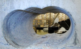 Photographie diffusée le 22 avril 2015 par la police de Londres du trou percé dans le béton de la salle de coffres de la maison de dépôts Hatton Garden au cours de l'audacieux hold-up mené pendant le week-end de Pâques, entre le 2 et le 5 avril 2015